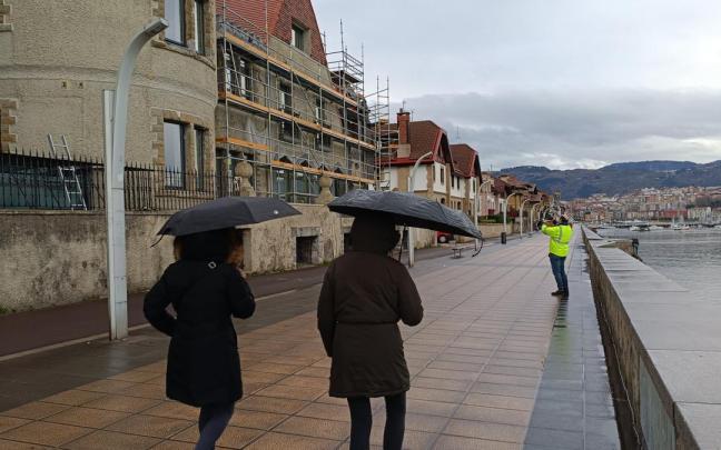 Dos personas se protegen de la lluvia en Euskadi.