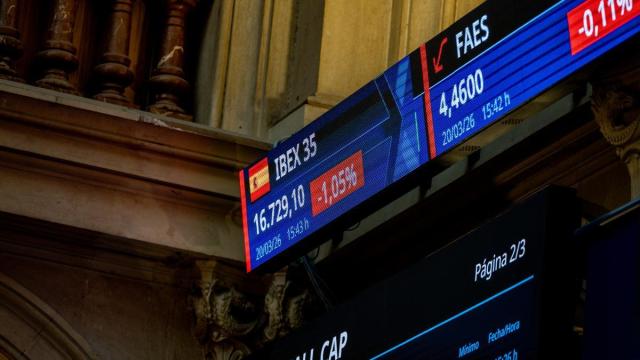 Imagen de archivo de los paneles informativos en el Palacio de la Bolsa de Madrid.