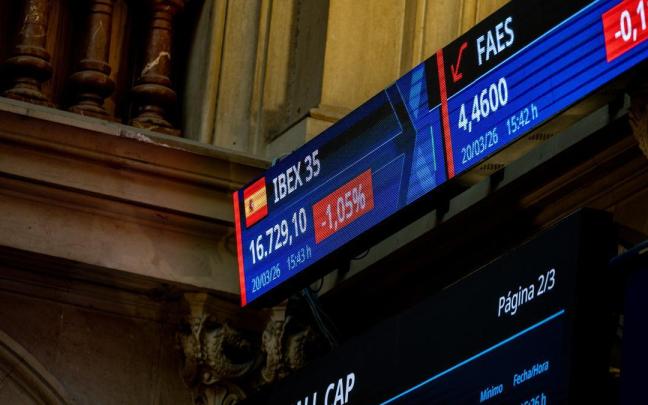 Imagen de archivo de los paneles informativos en el Palacio de la Bolsa de Madrid.