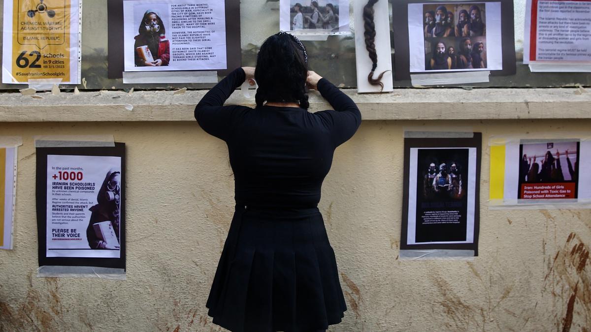 Una iraní denuncia los envenenamientos masivos ocurridos en su país contra centenares de estudiantes.