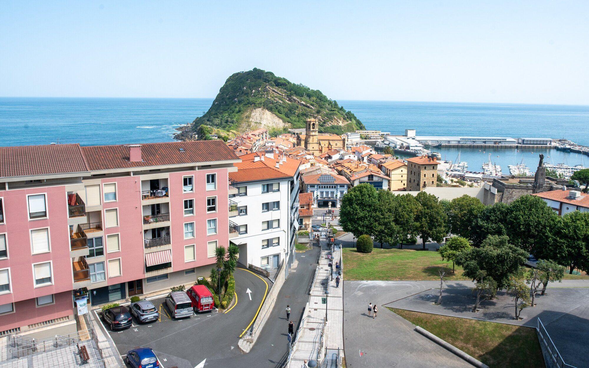 Vistas de Getaria, con su puerto al fondo.