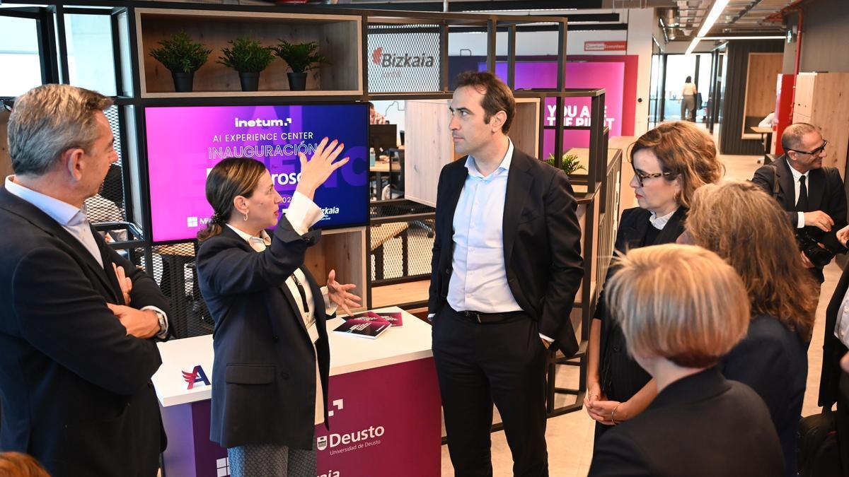 El ministro de Economía, Comercio y Empresa, Carlos Cuerpo, visita la incubadora de empresas del B Accelerator Tower en Bilbao.