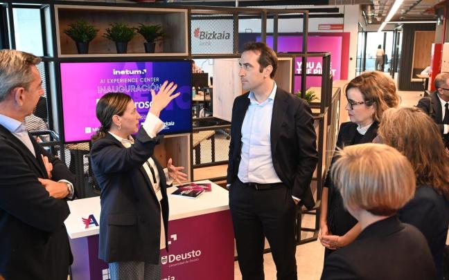 El ministro de Economía, Comercio y Empresa, Carlos Cuerpo, visita la incubadora de empresas del B Accelerator Tower en Bilbao.