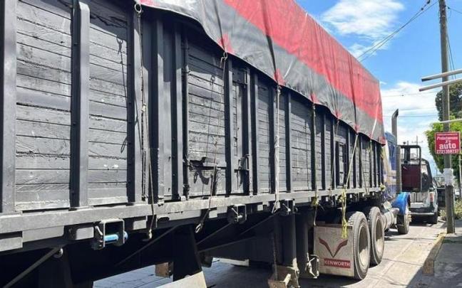 Uno de los camiones en los que estaban hacinados los migrantes.