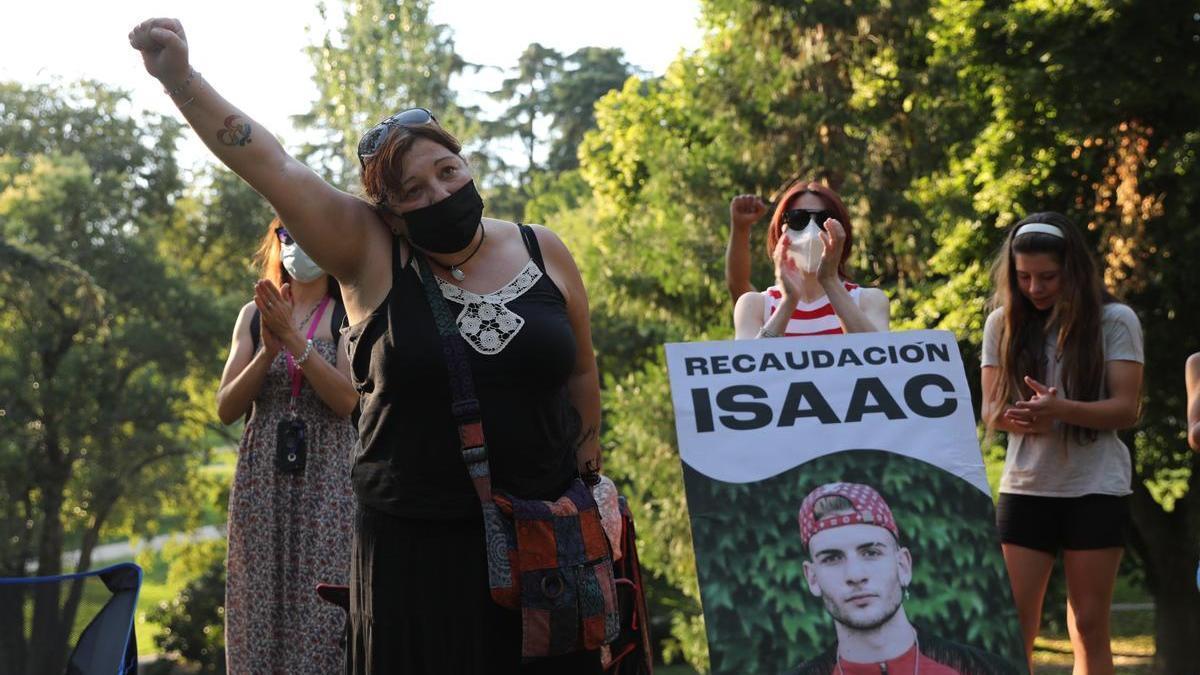 Imagen de archivo de la madre de Ángeles, madre de Isaac, participando en un homenaje a su hijo.