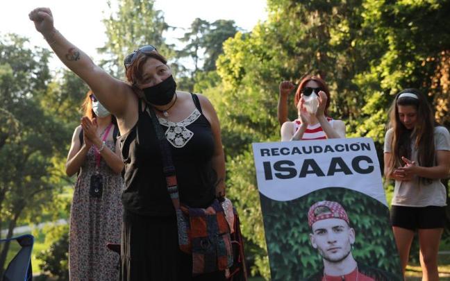 Imagen de archivo de la madre de Ángeles, madre de Isaac, participando en un homenaje a su hijo.