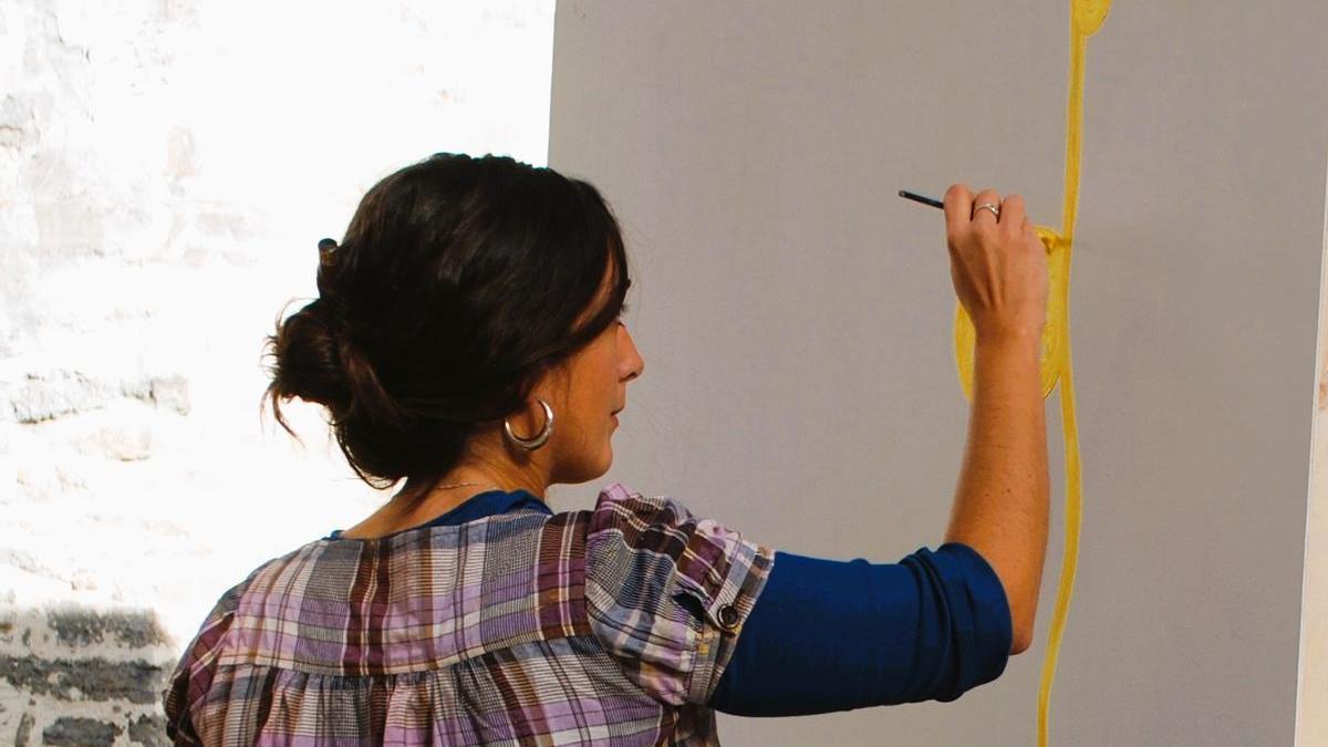 Una joven pintando en un lienzo en Amurrio