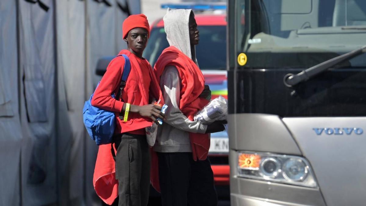 Cuatro menores entre los supervivientes del cayuco que volcó en El Hierro