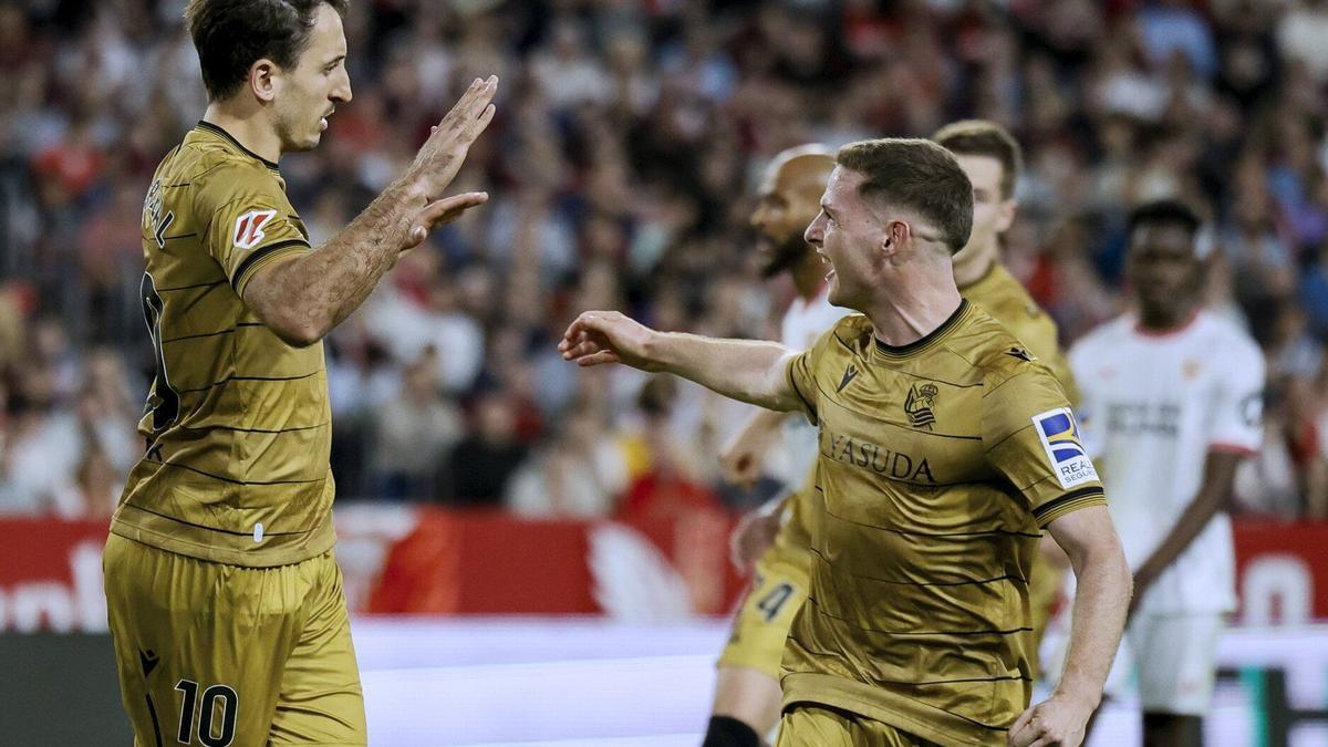 Oyarzabal es felicitado por Sergio Gómez tras marcar el gol al Sevilla, el domingo pasado. / EFE/JOSE MANUEL VIDAL