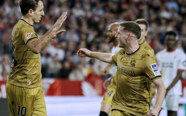 Oyarzabal es felicitado por Sergio Gómez tras marcar el gol al Sevilla, el domingo pasado. / EFE/JOSE MANUEL VIDAL