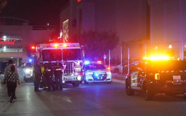 Fuerzas policiales desplazadas hasta el lugar del tiroteo.