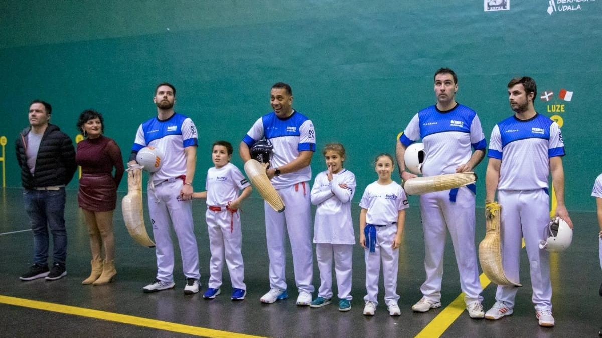 Bailo, Hormaetxea, Salegi y Cosme, en un evento anterior en el frontón Artza de Bermeo.