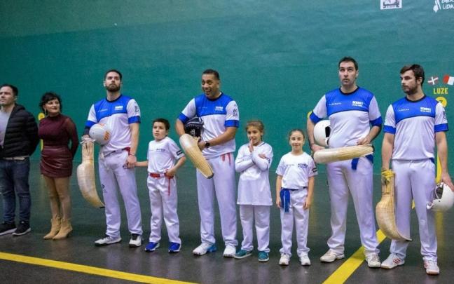 Bailo, Hormaetxea, Salegi y Cosme, en un evento anterior en el frontón Artza de Bermeo.