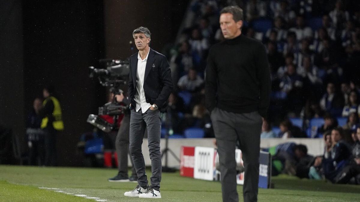 Imanol Alguacil, tras Roger Schmidt durante el partido de este miércoles en Anoeta. / RUBEN PLAZA