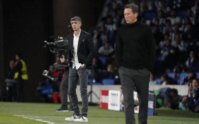 Imanol Alguacil, tras Roger Schmidt durante el partido de este miércoles en Anoeta. / RUBEN PLAZA