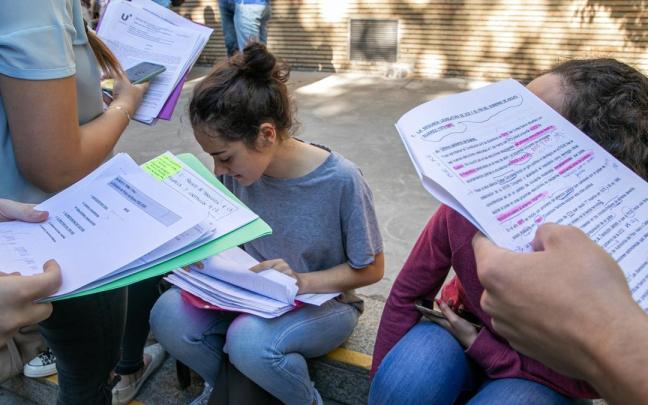 Un grupo de estudiantes consultando sus apuntes.