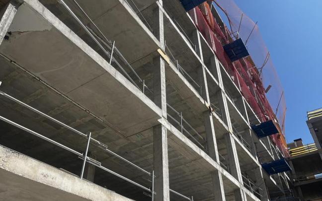 Edificios de viviendas en construcción.
