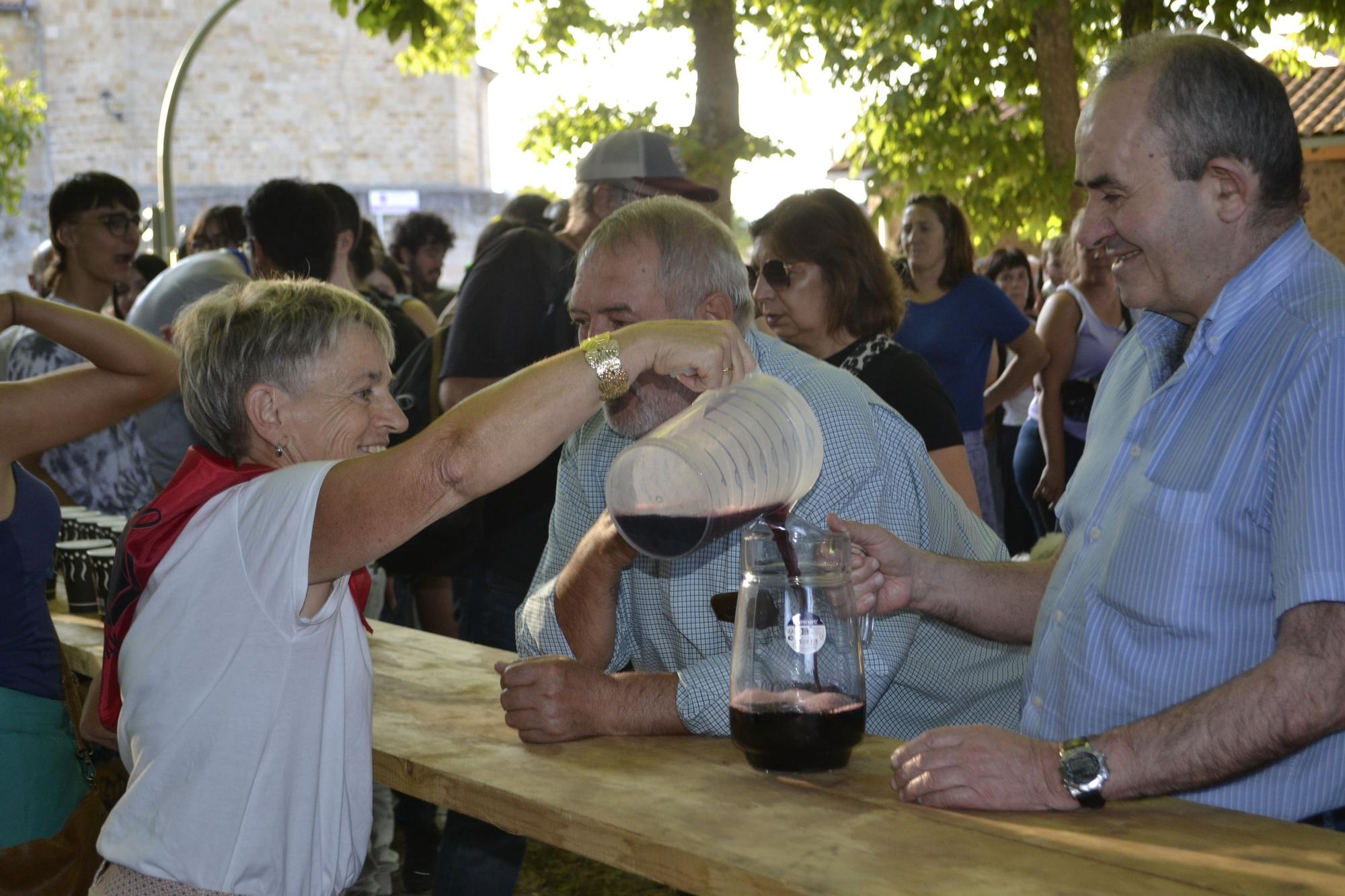 Repartiendo el vino de la fuente de Celedón en Zalduondo