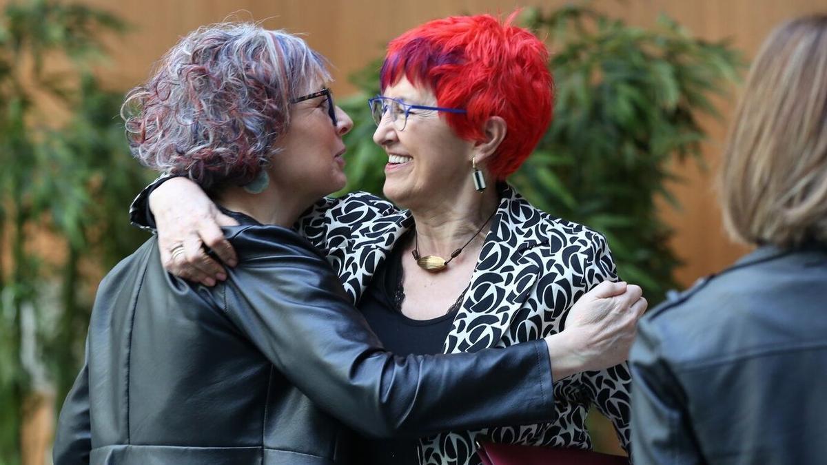 La consejera de Salud, Santos Induráin, se abraza a la consejera Rebeca Esnaola este jueves en el Parlamento.