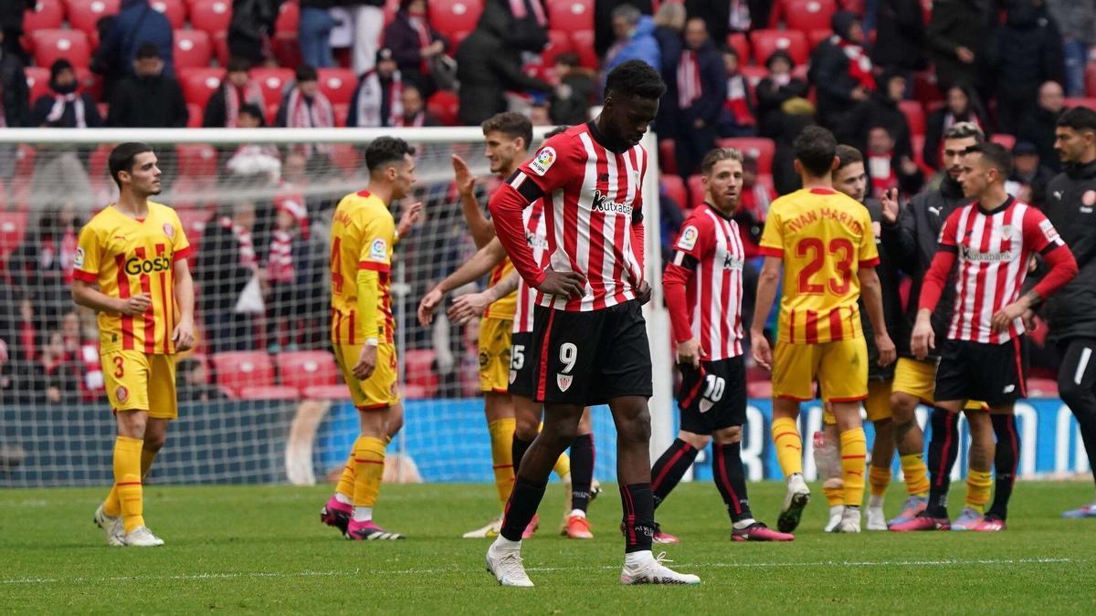 Iñaki Williams se lamenta tras el encuentro frente al Girona.