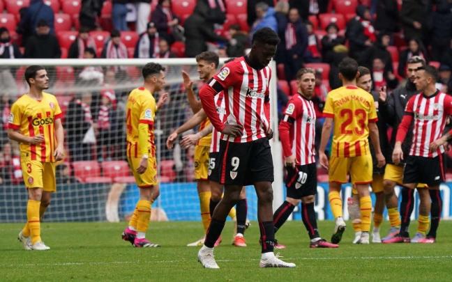 Iñaki Williams se lamenta tras el encuentro frente al Girona.