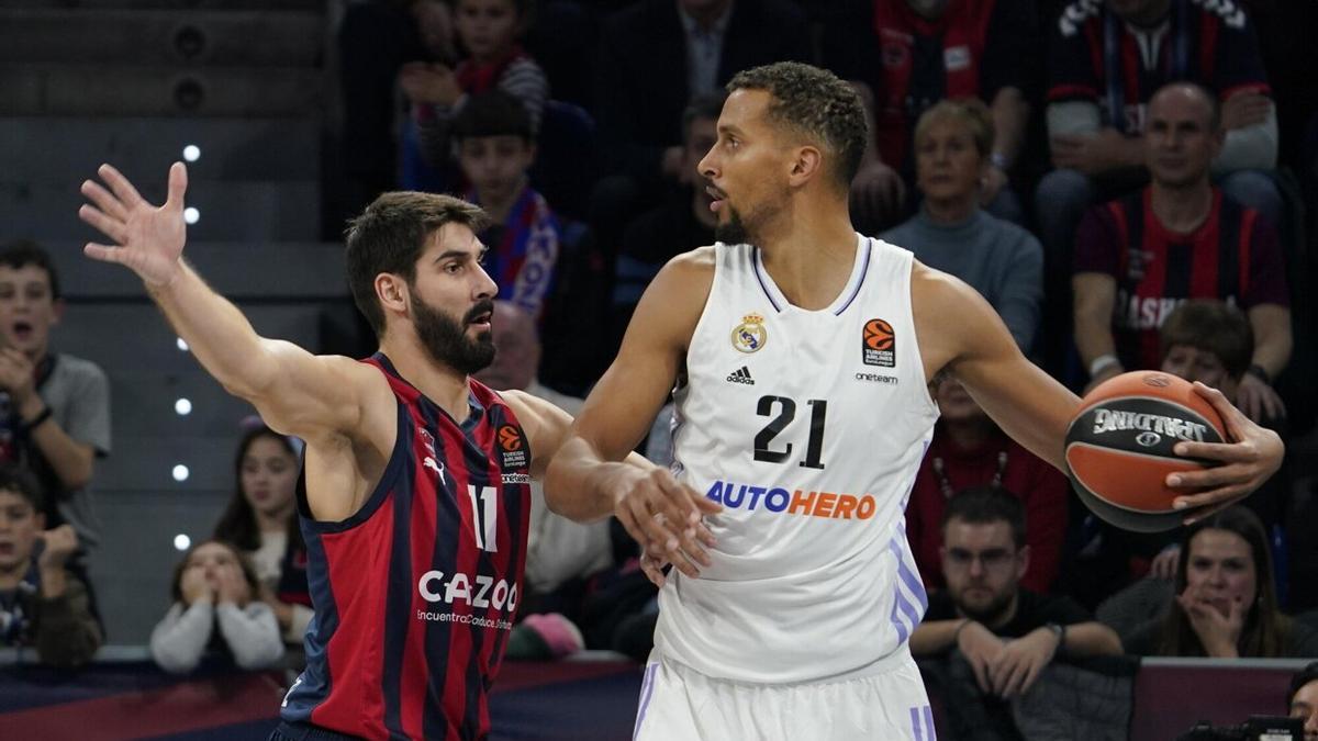 Dani Díez, ausente por sanción, defiende a Cornelie en el partido del Buesa Arena.