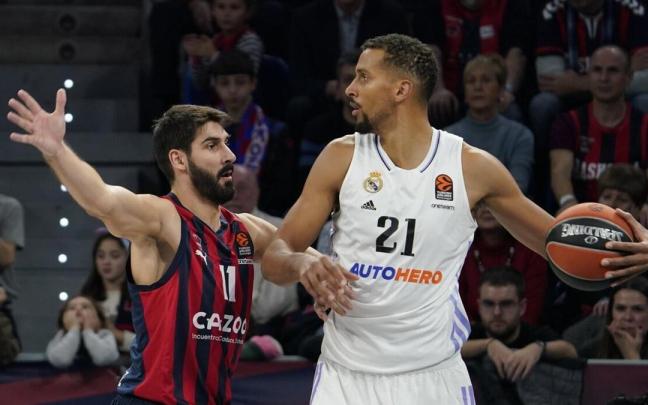 Dani Díez, ausente por sanción, defiende a Cornelie en el partido del Buesa Arena. Dani Díez, ausente por sanción, defiende a Cornelie en el partido del Buesa Arena.
