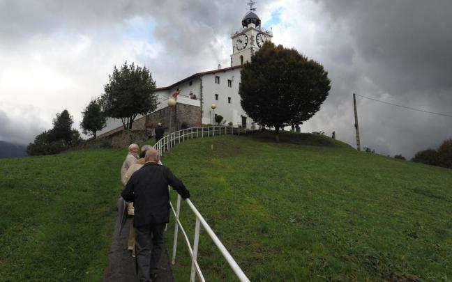 San Martín Iraurgi domina el casco urbano de Azkoitia desde su privilegiada atalaya. / Aitor San Martín Iraurgi domina el casco urbano de Azkoitia desde su privilegiada atalaya.