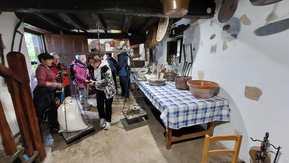 Participantes visitando el interior de uno de los molinos de la ruta de Zeanuri