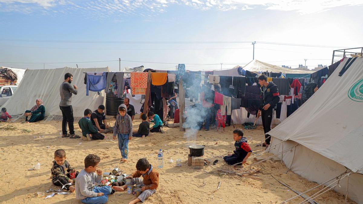Decenas de miles de refugiados se refugian en Rafah de los bombardeos israelíes-