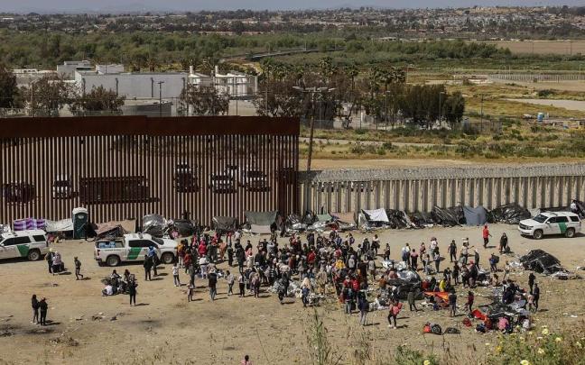 Migrantes en un campamento junto al muro fronterizo en Tijuana, Baja California.