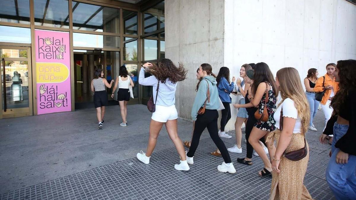 Estudiantes de la UPNA llegan al Aulario.