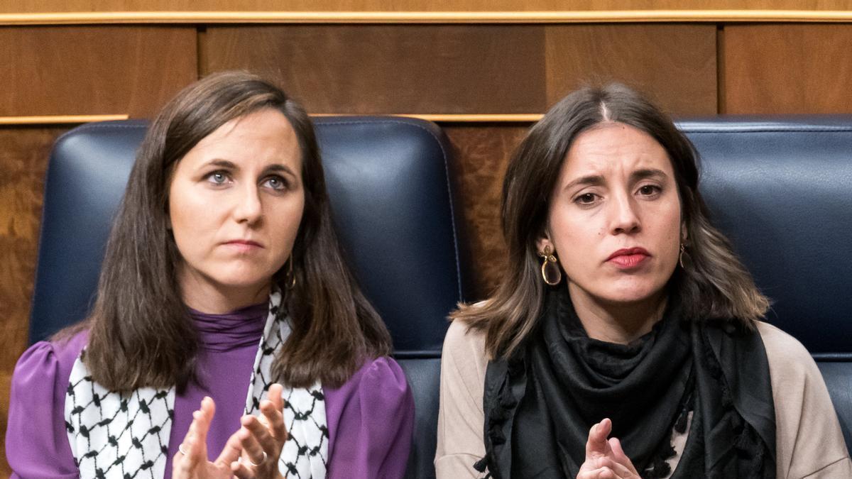 Ione Belarra junto a Irene Montero en la sesión de investidura de Pedro Sánchez.