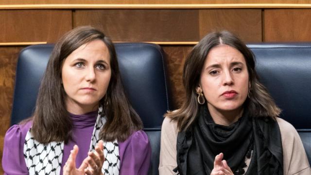 Ione Belarra junto a Irene Montero en la sesión de investidura de Pedro Sánchez.