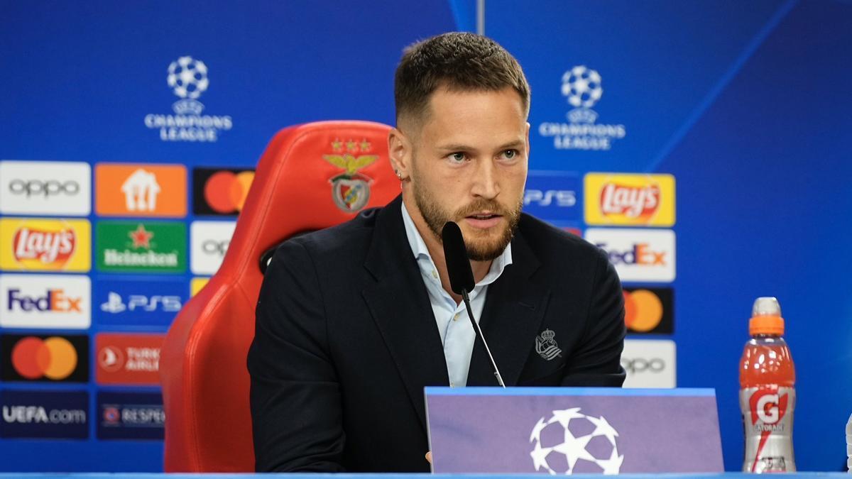 Alex Remiro, en su rueda de prensa previa al partido de Champions frente al Benfica. / R.S.