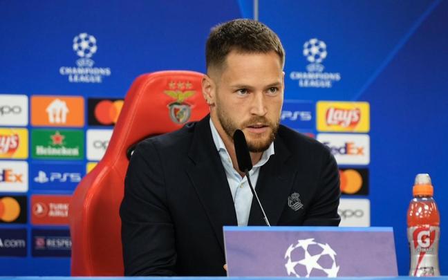 Alex Remiro, en su rueda de prensa previa al partido de Champions frente al Benfica. / R.S.