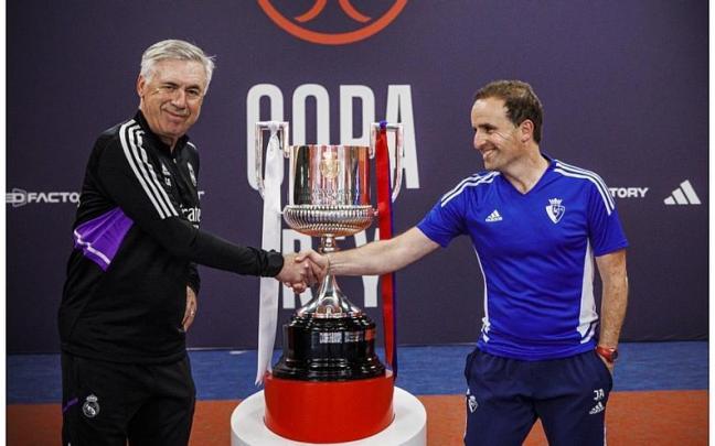 Carlo Ancelotti y Jagoba Arrasate se estrenan las manos ante el trofeo de la Copa. Carlo Ancelotti y Jagoba Arrasate se estrenan las manos ante el trofeo de la Copa.