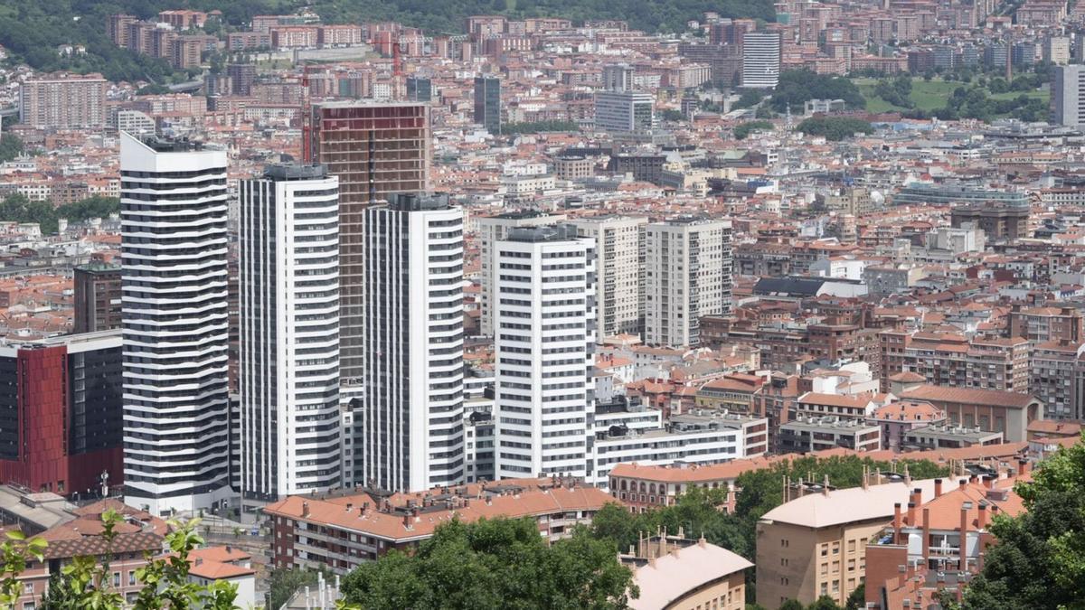 Vista general de varios bloques de vivienda, cuyo alquiler supera los 1.000 euros mensuales en Euskadi.