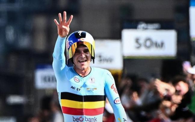 Remco festeja su cuarta corona Mundial de crono.