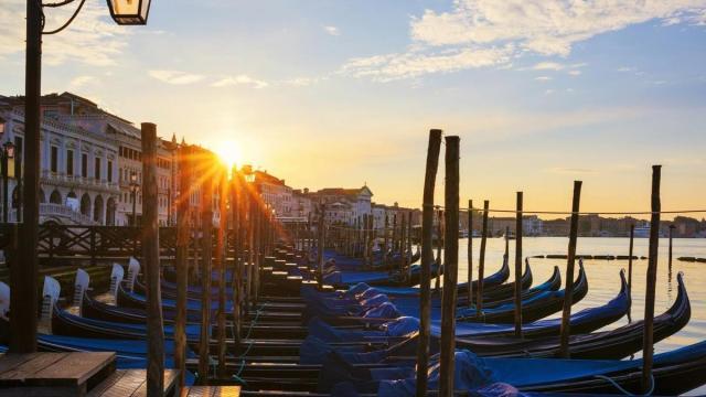 Las famosas góndolas de Venecia vistas al amanecer. / Freepik Las famosas góndolas de Venecia vistas al amanecer.