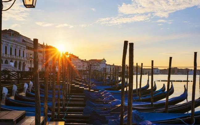 Las famosas góndolas de Venecia vistas al amanecer. / Freepik Las famosas góndolas de Venecia vistas al amanecer.
