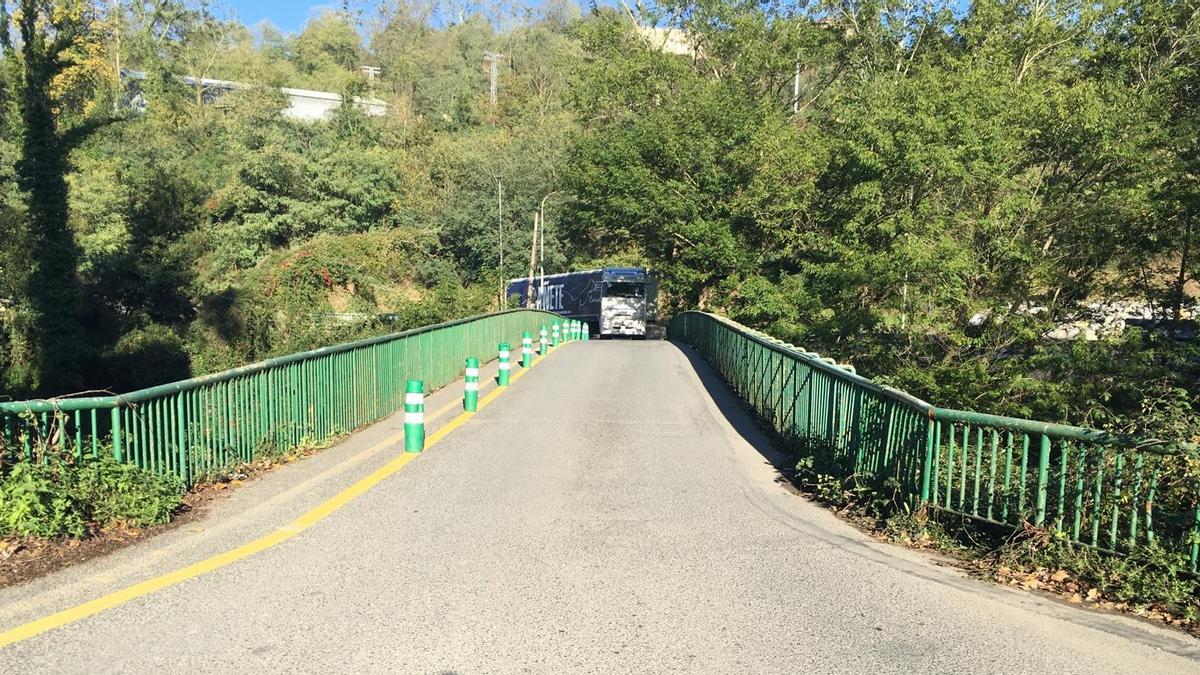 La plataforma es muy estrecha, carece de aceras y los camiones tienen dificultad para acceder al puente