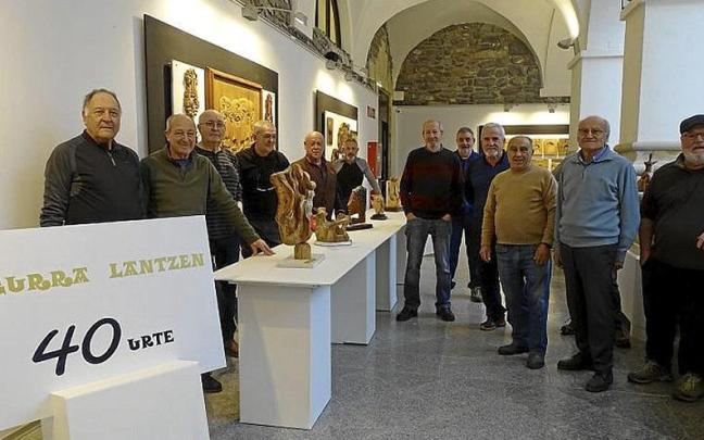 Algunos de los tallistas de ARTE en la muestra que acoge Kulturate.