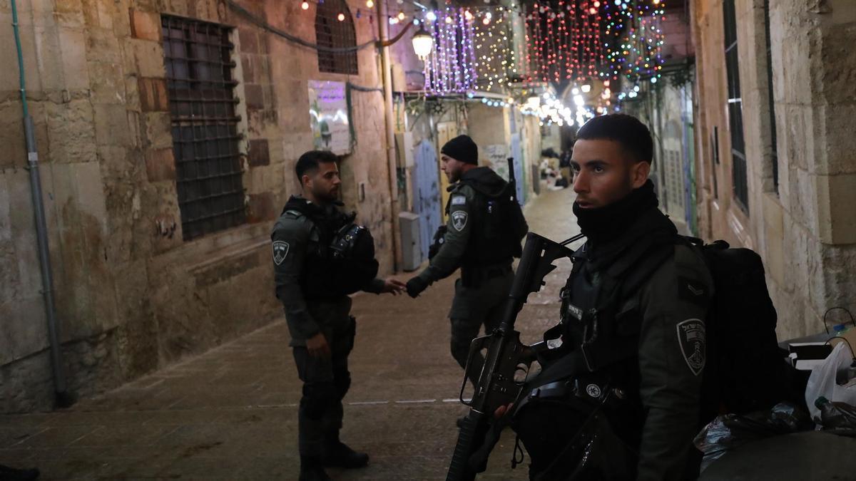 Policías de Israel tras un tiroteo cerca de la Explanada de las Mezquitas, en Jerusalén.
