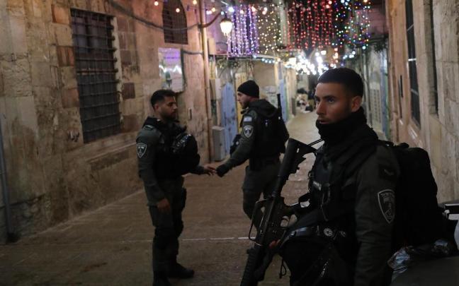 Policías de Israel tras un tiroteo cerca de la Explanada de las Mezquitas, en Jerusalén. Policías de Israel tras un tiroteo cerca de la Explanada de las Mezquitas, en Jerusalén.