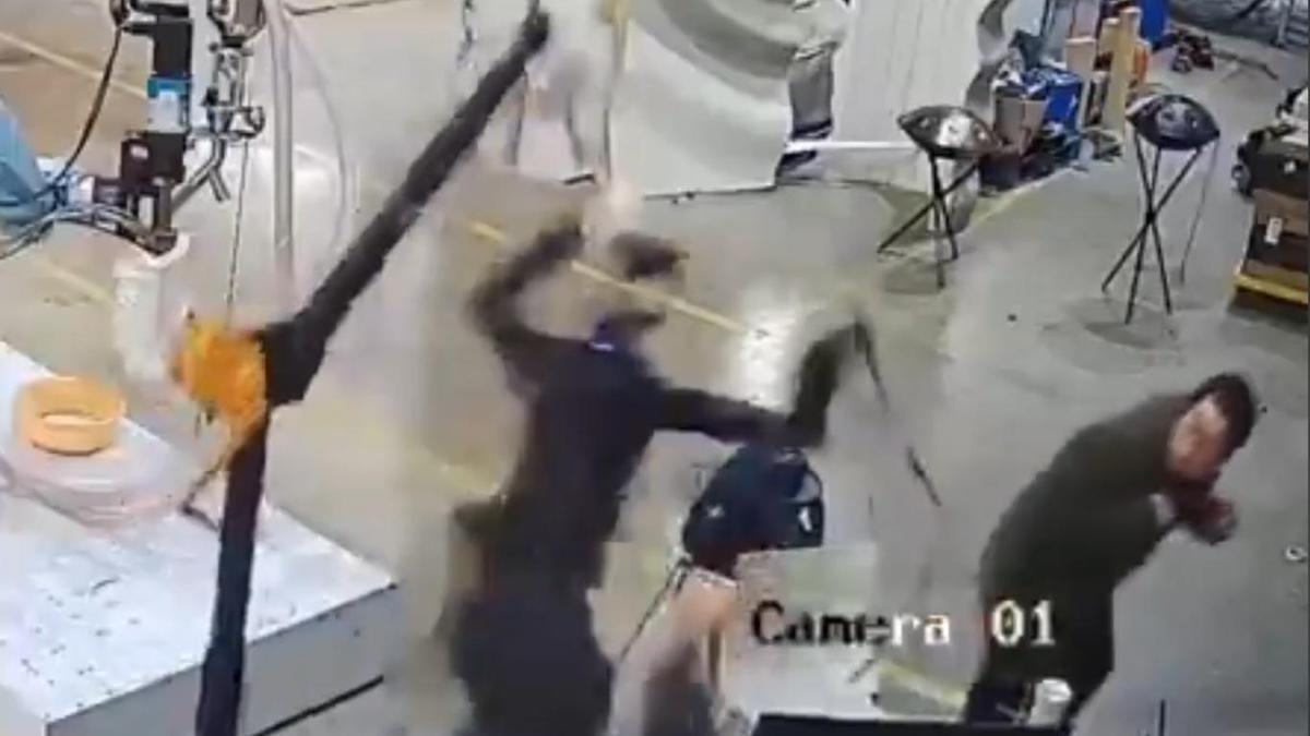 El robot humanoide chino fuera de control.