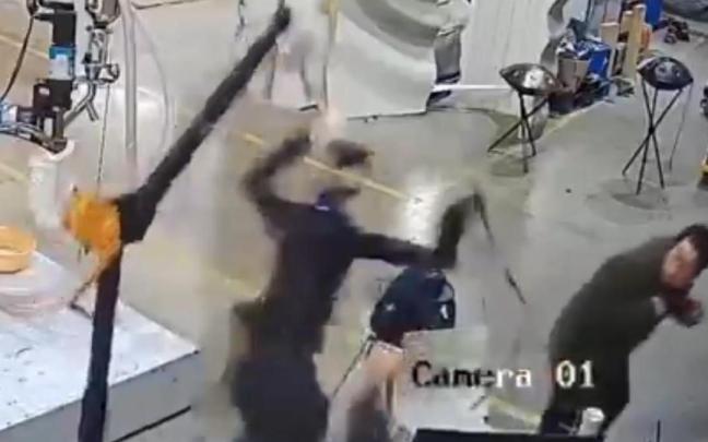 El robot humanoide chino fuera de control.