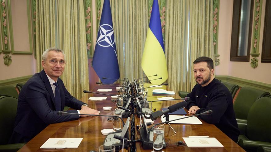 El presidente de Ucrania, Volodimir Zelenski, recibe al secretario general de la OTAN, Jens Stoltenberg.