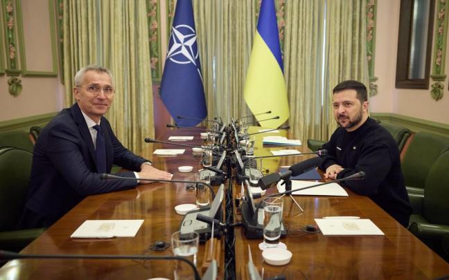 El presidente de Ucrania, Volodimir Zelenski, recibe al secretario general de la OTAN, Jens Stoltenberg.