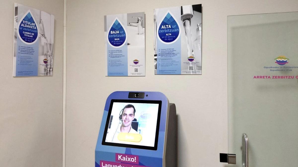 Punto de información instalado por el Ayuntamiento de Zestoa en el acceso a la casa consistorial.